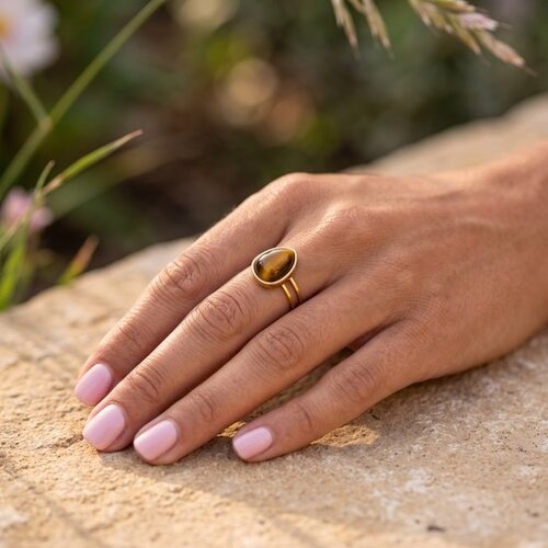 Lundholm Rosan – Adjustable Statement Ring with Natural Stone – Green Stone – Gold-Tone Lundholm Rosan – Adjustable Statement Ring with Natural Stone – Green Stone – Gold-Tone