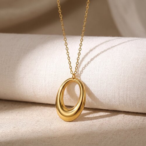 Lundholm Ava – Lange Ketting met Open Ronde Hanger – Goudkleurig Lundholm Ava – Lange Ketting met Open Ronde Hanger – Goudkleurig