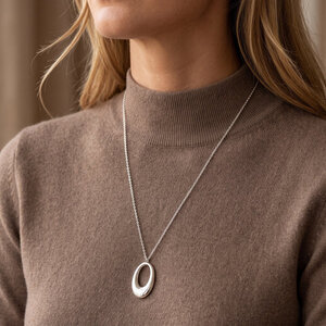 Lundholm Ava – Lange Ketting met Open Ronde Hanger – Zilverkleurig Lundholm Ava – Lange Ketting met Open Ronde Hanger – Zilverkleurig