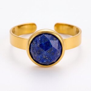 Lundholm Ella – Verstelbare Ring met Lapis Lazuli – Goudkleurig Lundholm Ella – Verstelbare Ring met Lapis Lazuli – Goudkleurig