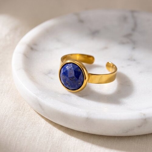 Lundholm Ella – Verstelbare Ring met Lapis Lazuli – Goudkleurig Lundholm Ella – Verstelbare Ring met Lapis Lazuli – Goudkleurig