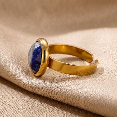 Lundholm Ella – Verstelbare Ring met Lapis Lazuli – Goudkleurig Lundholm Ella – Verstelbare Ring met Lapis Lazuli – Goudkleurig