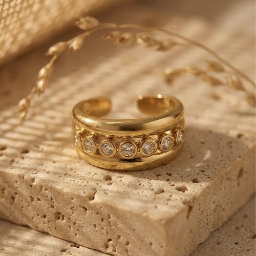 Lundholm Luce – Adjustable Triple Ring with Cubic Zirconia – Gold-Tone