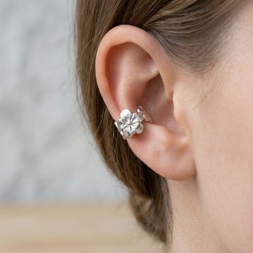 Lundholm Sandy – Ear Cuff with Flower Pattern – Silver-Tone Lundholm Sandy – Ear Cuff with Flower Pattern – Silver-Tone