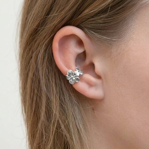Lundholm Sandy – Ear Cuff with Flower Pattern – Silver-Tone Lundholm Sandy – Ear Cuff with Flower Pattern – Silver-Tone