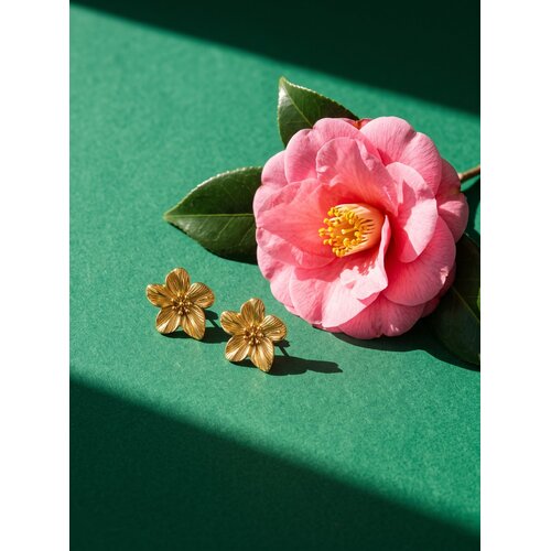 Lundholm Camellia – Statement Flower Earrings – Gold-Tone Lundholm Camellia – Statement Flower Earrings – Gold-Tone
