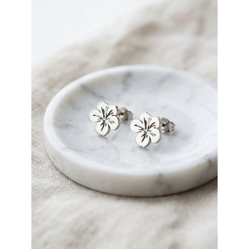 Lundholm Tropicana – Hibiscus Flower Stud Earrings – Silver-Tone Lundholm Tropicana – Hibiscus Flower Stud Earrings – Silver-Tone