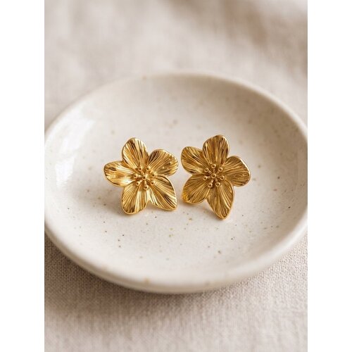 Lundholm Camellia – Statement Flower Earrings – Gold-Tone Lundholm Camellia – Statement Flower Earrings – Gold-Tone