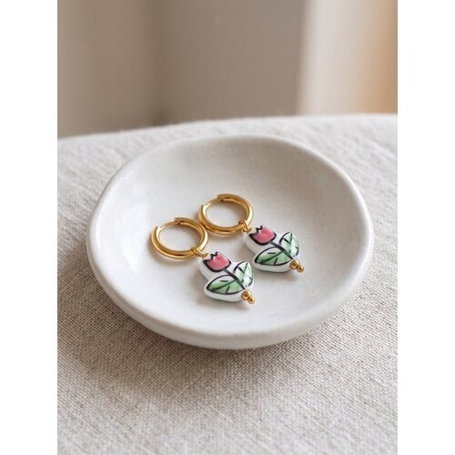 Lundholm Saartje – Huggie Hoops with Tulip Charms – Gold-Tone Lundholm Saartje – Huggie Hoops with Tulip Charms – Gold-Tone