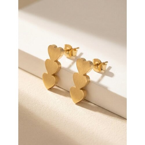 Lundholm Valence – Triple Heart Stud Earrings – Gold-Tone