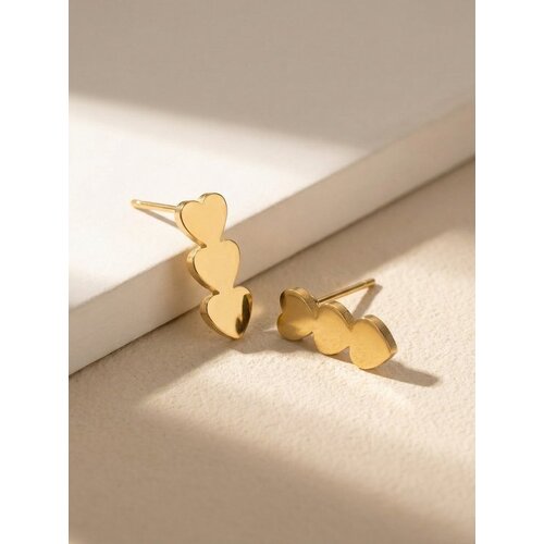 Lundholm Valence – Triple Heart Stud Earrings – Gold-Tone