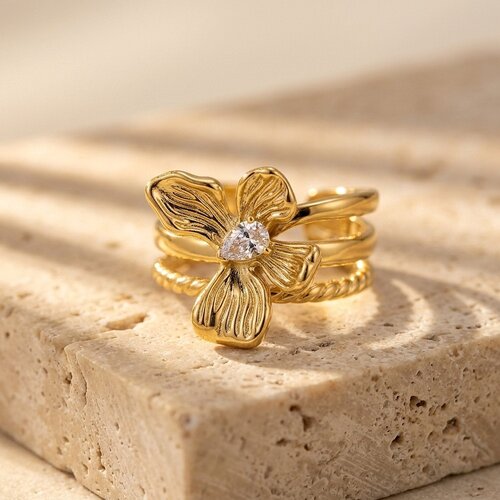 Lundholm Lily – Verstelbare Bloemenring met Zirkonia – Goudkleurig Lundholm Lily – Verstelbare Bloemenring met Zirkonia – Goudkleurig