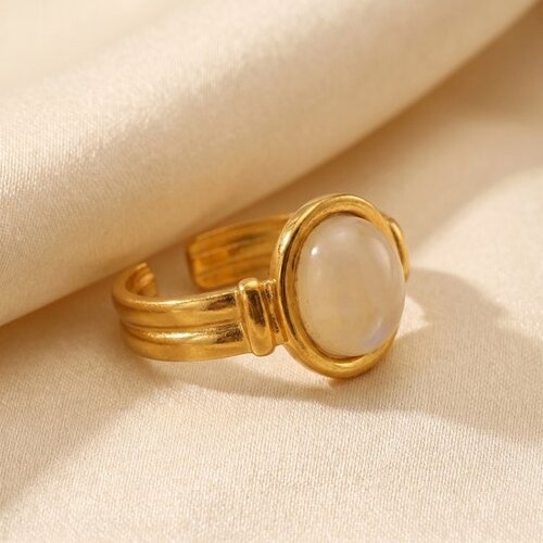 Lundholm Zoleste – Statement Ring with White Natural Stone – Gold-Tone Lundholm Zoleste – Statement Ring with White Natural Stone – Gold-Tone