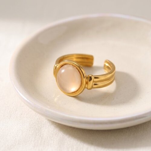 Lundholm Zoleste – Statement Ring with White Natural Stone – Gold-Tone Lundholm Zoleste – Statement Ring with White Natural Stone – Gold-Tone