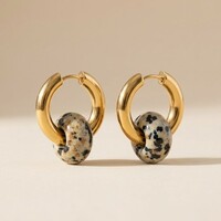 Mabel – Oorringen met Natuursteen Hanger – Dalmatiër Jaspis – Goudkleurig