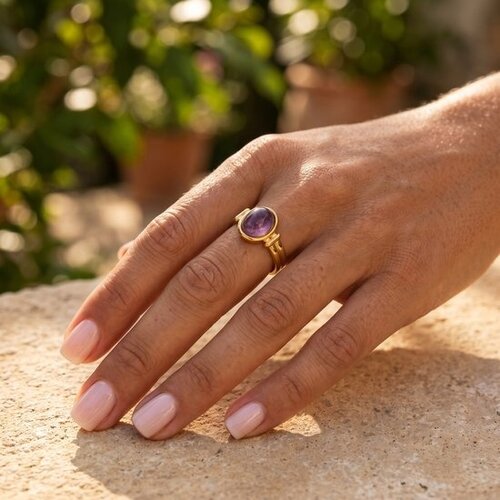 Lundholm Zoleste – Statement Ring with Purple Natural Stone – Gold-Tone