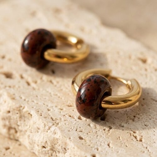 Lundholm Mabel – Hoops with Natural Stone Charm – Mahogany Obsidian – Gold-Tone Lundholm Mabel – Hoops with Natural Stone Charm – Mahogany Obsidian – Gold-Tone