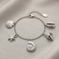 Solveig – Bedelarmband met Schelpjes – Zilverkleurig
