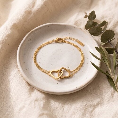 Lundholm Evie – Armband met Twee Verbonden Hartjes – Goudkleurig Lundholm Evie – Armband met Twee Verbonden Hartjes – Goudkleurig