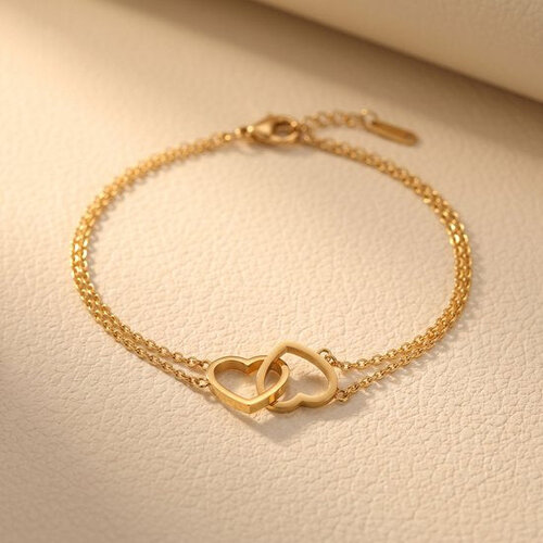 Lundholm Evie – Armband met Twee Verbonden Hartjes – Goudkleurig Lundholm Evie – Armband met Twee Verbonden Hartjes – Goudkleurig