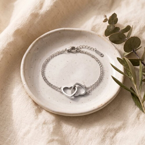 Lundholm Evie – Armband met Twee Verbonden Hartjes – Zilverkleurig Lundholm Evie – Armband met Twee Verbonden Hartjes – Zilverkleurig