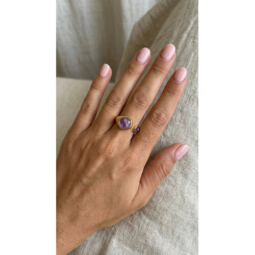 Lundholm Sophia – Adjustable Ring with Amethyst – Gold-Tone Lundholm Sophia – Adjustable Ring with Amethyst – Gold-Tone