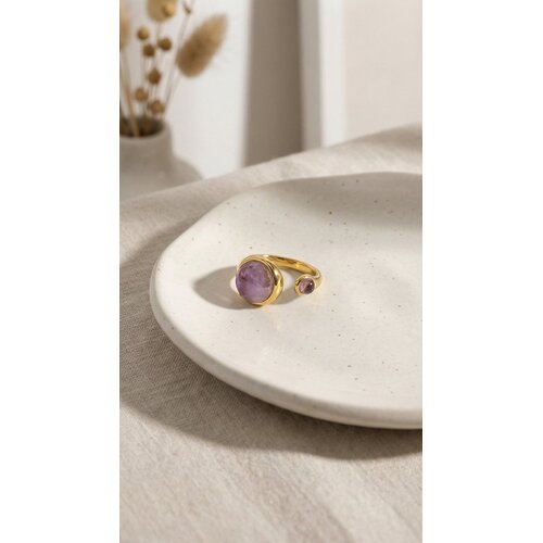 Lundholm Sophia – Adjustable Ring with Amethyst – Gold-Tone Lundholm Sophia – Adjustable Ring with Amethyst – Gold-Tone