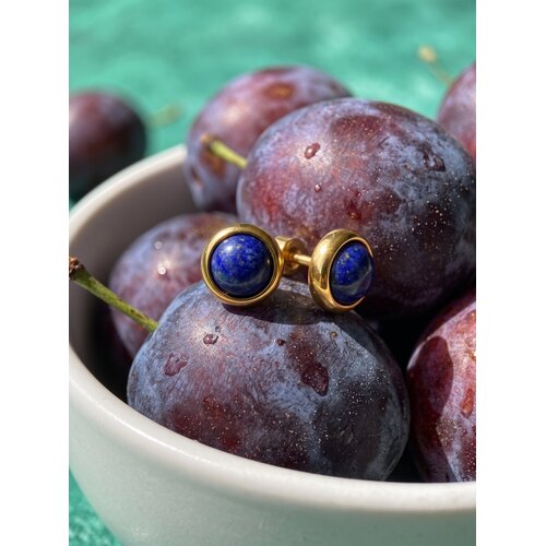 Lundholm Novi – Natural Stone Stud Earrings 0.8 cm – Lapis Lazuli – Gold-Tone Lundholm Novi – Natural Stone Stud Earrings 0.8 cm – Lapis Lazuli – Gold-Tone