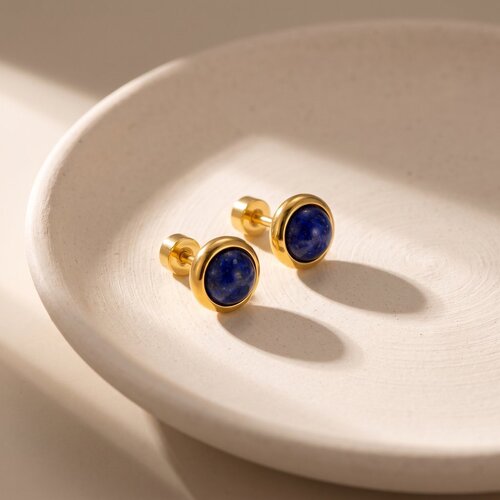 Lundholm Novi – Natural Stone Stud Earrings 0.8 cm – Lapis Lazuli – Gold-Tone Lundholm Novi – Natural Stone Stud Earrings 0.8 cm – Lapis Lazuli – Gold-Tone