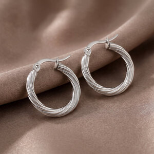 Lundholm Jayla – Gedraaide Hoops Oorbellen 2 cm Dames – Zilverkleurig Lundholm Jayla – Gedraaide Hoops Oorbellen 2 cm Dames – Zilverkleurig