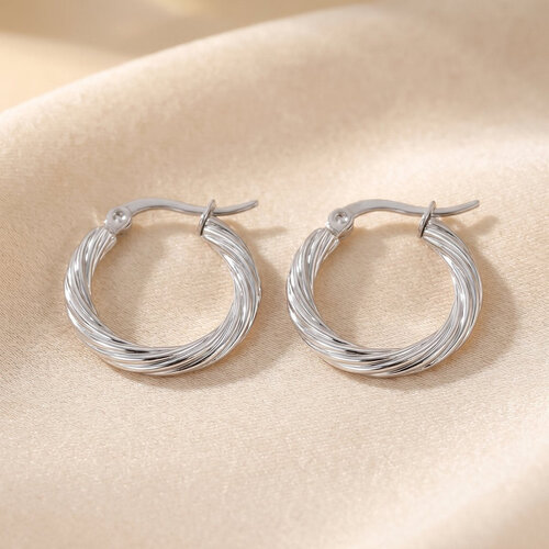 Lundholm Jayla – Twisted Hoop Earrings 2 cm for Women – Silver-Tone Lundholm Jayla – Twisted Hoop Earrings 2 cm for Women – Silver-Tone