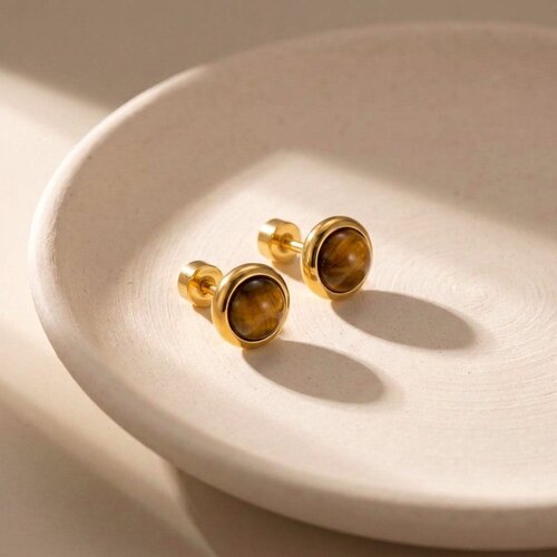 Lundholm Novi – Natural Stone Stud Earrings 0.8 cm – Tiger's Eye – Gold-Tone Lundholm Novi – Natural Stone Stud Earrings 0.8 cm – Tiger's Eye – Gold-Tone