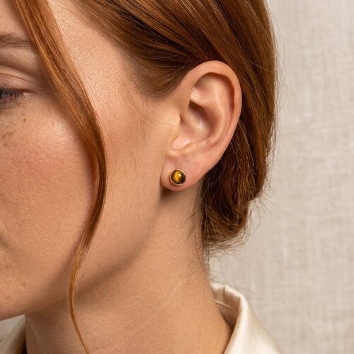 Lundholm Novi – Natural Stone Stud Earrings 0.8 cm – Tiger's Eye – Gold-Tone Lundholm Novi – Natural Stone Stud Earrings 0.8 cm – Tiger's Eye – Gold-Tone