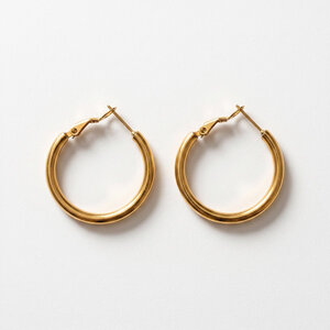 Lundholm Sydney – Hoops Oorbellen 3 cm – Goudkleurig Lundholm Sydney – Hoops Oorbellen 3 cm – Goudkleurig