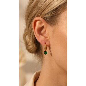 Lundholm Aurelia – Huggie Oorbellen met Groene Steen – Goudkleurig Lundholm Aurelia – Huggie Oorbellen met Groene Steen – Goudkleurig