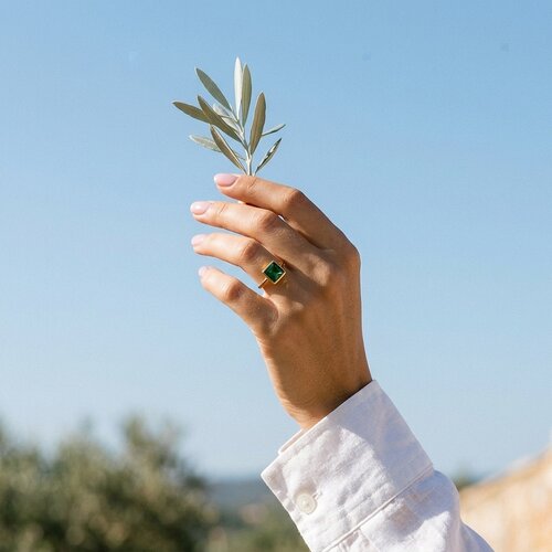 Lundholm Julie – Adjustable Ring with Green Stone – Gold-Tone Lundholm Julie – Adjustable Ring with Green Stone – Gold-Tone