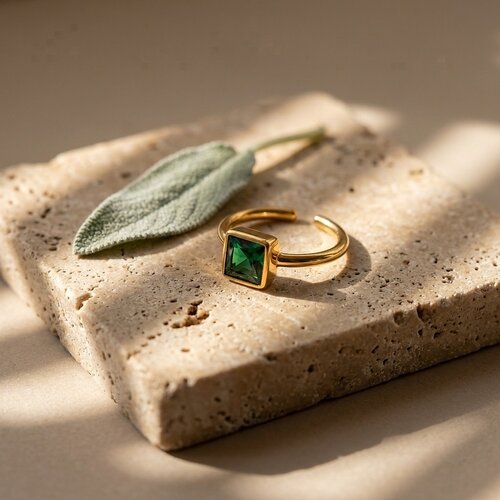 Lundholm Julie – Adjustable Ring with Green Stone – Gold-Tone Lundholm Julie – Adjustable Ring with Green Stone – Gold-Tone