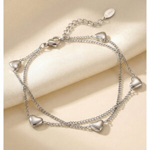 Lundholm Lotte – Meerlaags Bedelarmband met Hartjes – Zilverkleurig Lundholm Lotte – Meerlaags Bedelarmband met Hartjes – Zilverkleurig