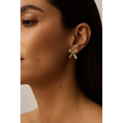Lundholm Celia – Strik Statement Oorstekers – Goudkleurig Lundholm Celia – Strik Statement Oorstekers – Goudkleurig