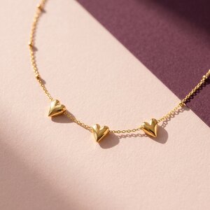 Lundholm Dyna – Ketting met Drie Hartjes – Goudkleurig Lundholm Dyna – Ketting met Drie Hartjes – Goudkleurig