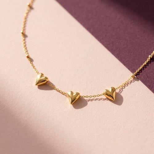 Lundholm Dyna – Ketting met Drie Hartjes – Goudkleurig Lundholm Dyna – Ketting met Drie Hartjes – Goudkleurig