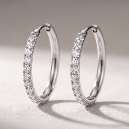 Lundholm Delia – Kleine Oorringen met Zirkonia 16 mm – Zilverkleurig Lundholm Delia – Kleine Oorringen met Zirkonia 16 mm – Zilverkleurig