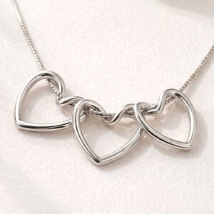 Lundholm Luv – Ketting met Drie Hartjes Dames – Zilverkleurig Lundholm Luv – Ketting met Drie Hartjes Dames – Zilverkleurig