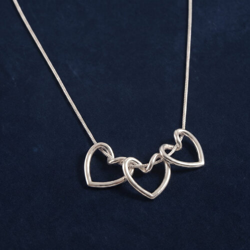 Lundholm Luv – Ketting met Drie Hartjes Dames – Zilverkleurig Lundholm Luv – Ketting met Drie Hartjes Dames – Zilverkleurig