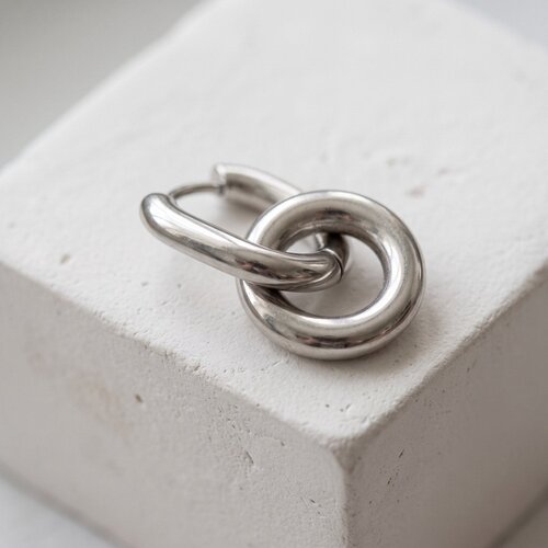 Lundholm Inka – Creolen mit Verschlungenem Ring 2,2 cm – Silberfarben Lundholm Inka – Creolen mit Verschlungenem Ring 2,2 cm – Silberfarben