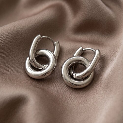 Lundholm Inka – Creolen mit Verschlungenem Ring 2,2 cm – Silberfarben Lundholm Inka – Creolen mit Verschlungenem Ring 2,2 cm – Silberfarben