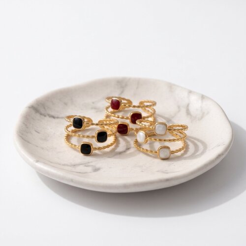 Lundholm Maeve – Statement Ring with Square Stones – Red Lundholm Maeve – Statement Ring with Square Stones – Red