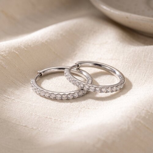 Lundholm Delia – Kleine Oorringen met Zirkonia 16 mm – Zilverkleurig