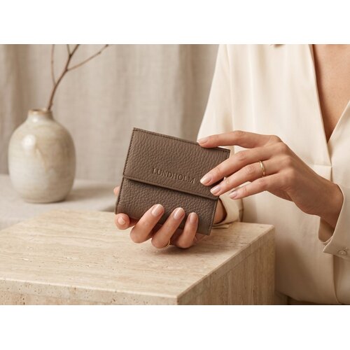 Lundholm Byske – Leren Dames Portemonnee 9 Pasjes met RFID – Taupe Lundholm Byske – Leren Dames Portemonnee 9 Pasjes met RFID – Taupe