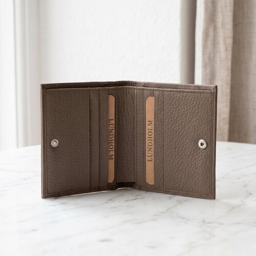 Lundholm Byske – Leren Dames Portemonnee 9 Pasjes met RFID – Taupe Lundholm Byske – Leren Dames Portemonnee 9 Pasjes met RFID – Taupe